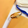 Bracelet de créateur Bague Ensemble Collier Femmes 18k Bague Plaquée Or Monogramme Romantique Bracelet En Cuir Mode Bague Polyvalente Famille Couple Cadeaux Bracelet