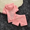 Juicy Coutoure Tracksuit 2 قطعة مجموعة مصممة من قطعتين من قطعتين يقطعون المرأة المجردة 2024 Summer Super Trackuits Velor Women Hoodies Short