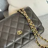 Um para um replicação de alta qualidade clássico hardware magnético mulheres cadeia carteiras de alta qualidade caviar de pele de carneiro Luxurys Designer saco bolsa titular do cartão 001
