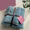 Diseñador de lujo Toalla de baño Conjunto Coral Terciopelo Toallas de moda gruesas toallas de baño suaves cómodas Hombres Mujeres súper absorbente toalla grande