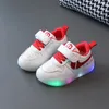 Pojkar Sports brädskor led barnskor flickor avslappnade små vita skor mjuka sulor anti slip och lysande skor 240220
