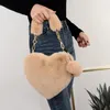 Sacs de soirée Y2K fausse fourrure hiver femmes sacs à main mignon en peluche dames en forme de coeur sac à bandoulière femme pochette sac à main amour messager