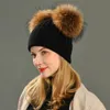 Doppelter Pelzbommel für Damen, Wintermütze, weibliche Wolle, abnehmbare Kugel-Strickmütze mit 2 naturfarbenen Waschbär-Pompons 240227