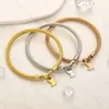 Pulseira de charme de designer chique com estampa de letras pulseira de ouro para mulheres – joias de casamento de luxo, aço inoxidável banhado a ouro 18K, presente de amor ideal para festa de aniversário de casamento