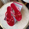 2024 Summer Women Designer Rivet Slipper V Letter Brand Thong Sandaler Womens Girls Rivets Summer Fashion Beach Shoes Studed Flip-Flops Jelly Bowl Sandal Slipper