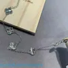 2024 smyckesdesigner Vanl Cleefl arpelsbracelet charm fyra bladgräsarmband kvinnlig fem blomma laser platinum snidad snidande hantverk vinkelljus