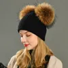 Doppelter Pelzbommel für Damen, Wintermütze, weibliche Wolle, abnehmbare Kugel-Strickmütze mit 2 naturfarbenen Waschbär-Pompons 240227