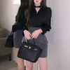 Kadın Tişörtleri 2024 Bahar Koreli Polo Yaka Düz Renk Sıradan saten uzun kollu gömlek Kadın Yüksek Bel Seksi Mini Etek İki Parçalı Takım