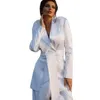 白い羽の女性パンツスーツスリムフィットファッションショーレディースブレザージャケットゲスト2個のサッシ付き2個