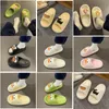 Slipare hem läder 2024 män kvinnor tofflor blommor geranium svarta oran sandaler skor münchen m kvinna flip flops pantoufles sandales sommar glider mix s 99 ix