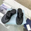 Designer Strand Hausschuhe Schuhe Damen Flip-Flops Schwarz Weich Gepolstertes Leder Tanga Keil Slipper Dreieck Plateau Sandale Casual Pool Slide Sommer