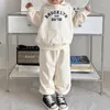 Zestawy odzieży 2913e Koreańskie dzieci Zestaw Boy Suit 2024 Autumn Fashion List Drukuj Dwuczęściowe ubrania dziewczyna Lapel Terry Sweter