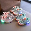 Bébé lumière LED chaussures filles respirant brillant baskets garçons antidérapant baskets enfants chaussures décontractées lumineuses 240220