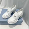 مصمم راحة متراصة من الجلد المصقول نساء متسكعون أحذية غير رسمية مثلث براءة اختراع أوكسفورد أحذية رياضية فاخرة