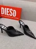 2024 Designerskie kobiety pompki eleganckie buty kobiety spiczaste palce na obcasie rozbieżne w modzie kapcie letnie damskie sandały slajdy obuwie