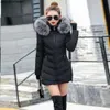 Leder Künstlicher Waschbär Fellkragen Winterjacke Frauen Winter und Herbst tragen hochwertige Parkas Outwear Frauen Lange Mäntel