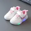 Pojkar Sports brädskor led barnskor flickor avslappnade små vita skor mjuka sulor anti slip och lysande skor 240220
