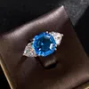 Anelli a grappolo Huitan Personalità geometrica Blu Zirconia cubica per le donne Anniversario di matrimonio Temperamento per feste Gioielli da donna eleganti