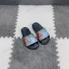 Designer barn toffel bokstäver klippta ut sandaler pojkar flickor g bokstav gummi ihålig ut Sandal blommor sommarskor strand platt pool glider barn flip flops skjutreglage