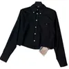 Kvinnors blusar Skjortor Designer 2024 Tidig vår Ny Nanyou Miu Academy Style Letter Brodery Button Flip Collar Kort långärmad skjorta för kvinnor GWV4