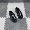 Big Kids Flat Loafer Shoes Designer pojkar flickor glider på loafers två c bokstäver plattskor som är låsta c äkta läder svart vit kontroller quiltade quliting sneakers