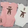 Klassiekers pasgeboren jumpsuits ontwerper peuter kleding maat 59-90 letter beer baby crawling pak baby cotton bodysuit en sjaal 24Feb20
