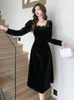 Robes décontractées Mode Dames Velours Noir A-Ligne Longue Femmes Élégant Vintage Col Carré Robe Mince Mujer Robe Robe Vêtements De Rue