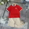 Lüks Trailtsuits Bebek T-Shirt Set Çocuk Tasarımcı Kıyafet Boyutu 90-150 cm Neşeli Kırmızı Çocuk Polo Gömlek ve Mektup Baskı Şortları 24feb20