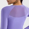 Camicie attive Yoga imbottita Manica lunga Foro per il pollice Crop Top Collo quadrato Maglia da allenamento posteriore Reggiseno integrato Abbigliamento da palestra per le donne