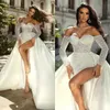 Romantiska sjöjungfru bröllopsklänningar älskling pärlor sida delad satin svep tåg backless blixtlås anpassad plus size brud klänning vestidos de novia