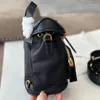 Mochila de designer de alta qualidade Mochila de designer de luxo Mulheres Mochila de viagem Logotipo de metal triangular esmaltado Desenhar corda abrir e fechar mochila de couro de tecido