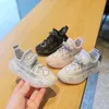 Buty dla dzieci 2024 Wiosna jesienna Dzieci Sneakers chłopcy swobodny buty oddychające buty z siatki latające tkaninowe trampki miękkie podeszwy buty do chodzenia dla niemowląt