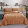 Solid Color Soft Velvet Quilted Bed Cover Filt Kort plysch soffa Thandduk King Queen Size Antislip Sheet 270x230cm BEDSPREAD 240227