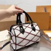 Bolso de diseño caliente Bolso de lujo Bolsas de diseño para hombres Mujeres Mujeres Crossbody Flores viejas Apertura y cierre de lienzo recubierto de cuero de vaca Bolso de hombro