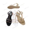 Kvinnliga studs sandaler nitar flip flops platta klackar t remmar sommarskor naken svart vitt sexigt patent läder sandal lyx varumärke damer strandskor tofflor