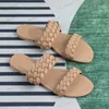 Sandals Z Slippers Women 2024 OuDside Wear Slides Slides Designer Shoes for Weaving Weaving Grand على طراز الكعب المسطح الصندل الأسود الأصفر T240302