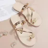 Sandalen 2024 Sommer Frauen Mode Casual Strand Outdoor Flip Flop Metall Schmetterling Dekoration Damen Flache Schuhe