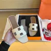 Melhor qualidade designer chinelos sandália de couro mesmo estilo para slides femininos verão outwear lazer férias slides praia chinelos planos sapatos genuínos