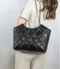 2024New Shopping Bag Stor kapacitet En axel Diagonal Cross Fashion Vegetabilisk korg Ling Grid Chain Cowhide Bag