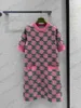 Podstawowe sukienki swobodne różowa marka Jacquard kratowa z krótkim rękawem importowana przędza wełniana prosta wersja swobodna temperament Maxiskit dla kobiet 240302