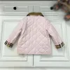 2023Winter Girls Boys Designer Down Cotton Clothes Luxury Högkvalitativa rockar Barn Girls Boys Warm Windproect Coats Children's Clothes Size 100cm-160cm Q14