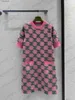 Robes Robe rose marque Jacquard Plaid à manches courtes robe tricotée fil de laine importé Version Simple Style tempérament Maxiskit robe pour les femmes 240302