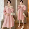 Klänningar 2623# 2023 Autumn Korean Fashion Maternity Dress Sweet Pink O Neck Loose Clothes For Pregnant Women Söta graviditetskläder