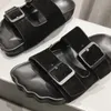 2024 Klassiska tofflor CLOGS Sandaler Fashion Suede Belt läder spänne päls glider casual skor flip flops kvinnor män glid komfort strand utomhus