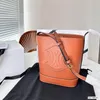 Designväska med klassisk mönster hinkväska läder med en enda axelväska broderad crossbody väska
