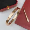 Gouden brede versie van liefde gladde schroefarmband mode luxe armband ontwerper voor vrouwen cadeau designer sieraden gratis verzendkosten.