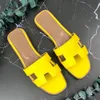 2024 Ny designer Sandal Sandaler för kvinnor Slid Slid Sliders Triple Black White Brown Pink Slide Leather Patent Slipper Womens Shoes Popular Sandale