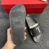 Com caixa designer chinelo rebite slide sandália menina verão praia borracha mula ao ar livre plana mens sliders mulheres presente moda piscina luxo preto sapatos casuais esportes mocassins