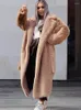 女性用の女性の毛皮のフェイク毛皮の毛皮の長いコートは、ベルトのぬいぐるみジャケットで襟を倒す2024秋の冬のファッション濃厚な暖かいオーバーコート
