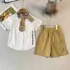 Set di magliette per bambini di lusso Set estivo in due pezzi Tute per bambini Taglia 100-150 Cravatta stile college per ragazzi Camicia a maniche corte e pantaloncini 24Feb20